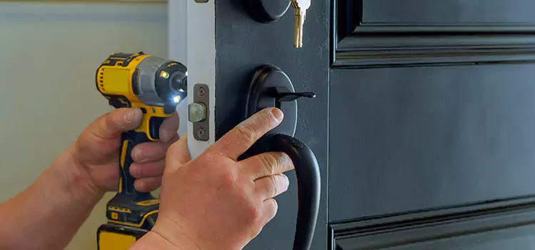 Locksmith Emergency Service Pooler